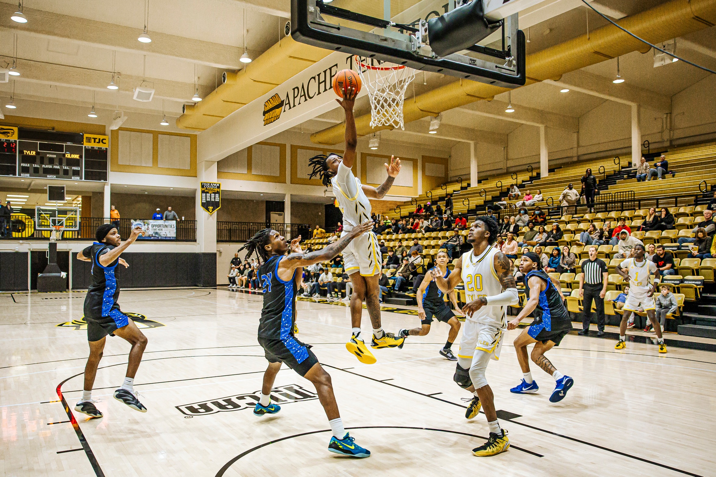 Uwayo Jr. Late Basket Lifts Apaches over #17 Kilgore
