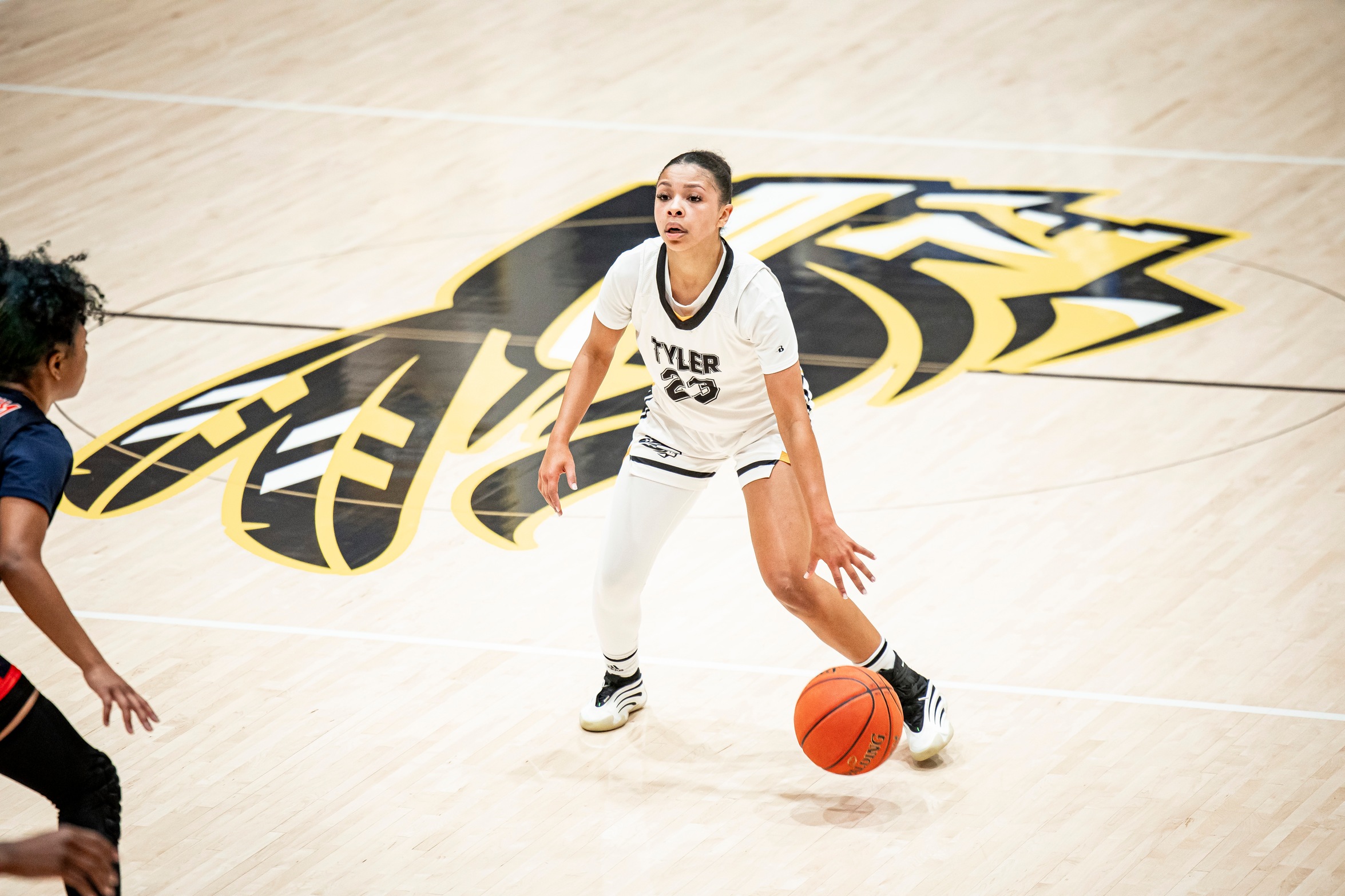 Apache Ladies Win Thriller in Paris