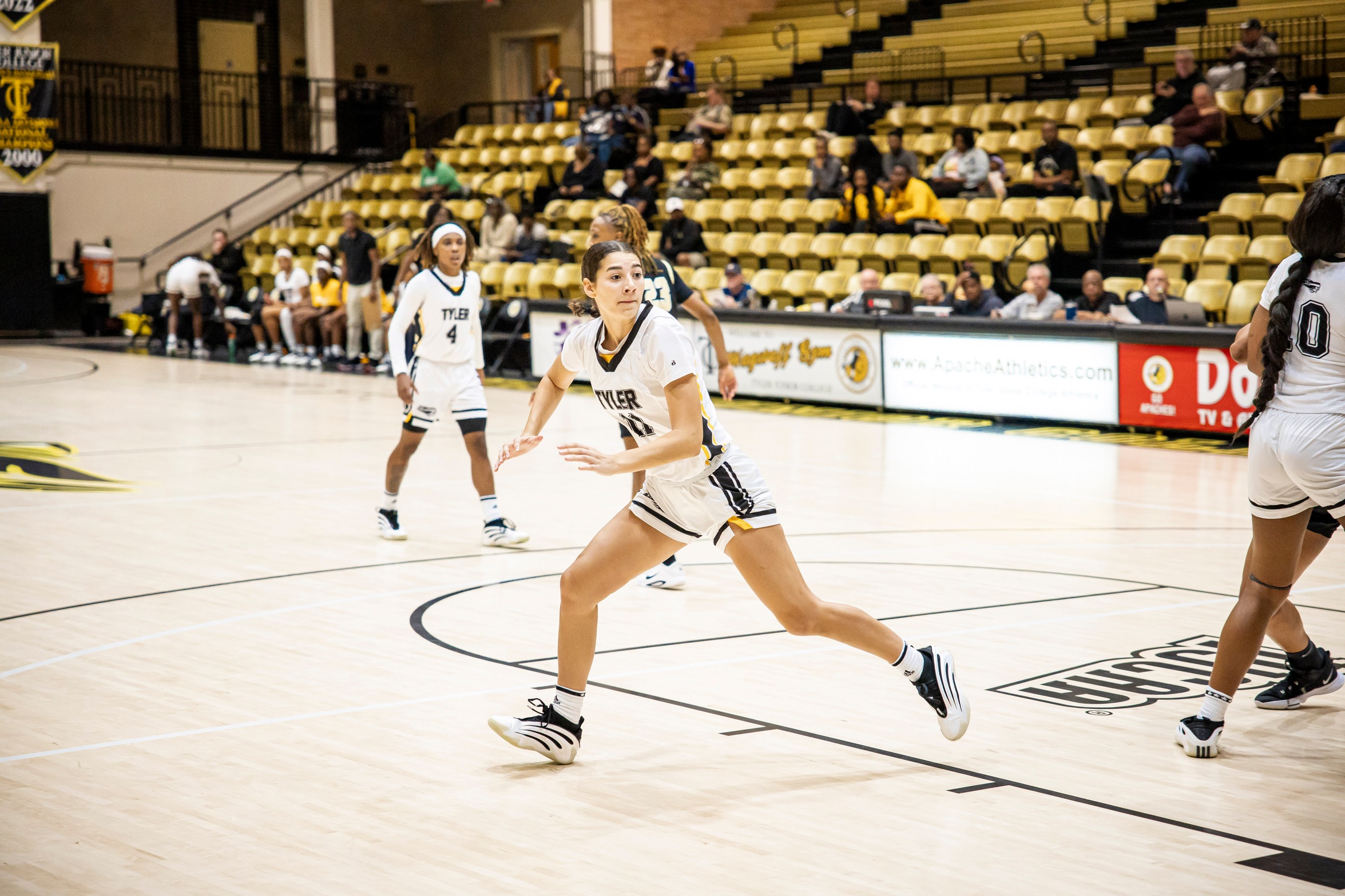 Apache Women's Basketball Rolls at Home